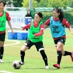 リーグ連覇に向けて練習に汗を流すＩＮＡＣ神戸の選手たち＝神戸市東灘区、神戸レディースフットボールセンター
