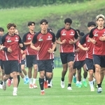 キャンプ初日、ランニングする選手たち＝１２日午後、札幌市の白旗山競技場（撮影・鈴木雅之）