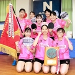 県高校総体の卓球女子団体で初優勝を飾った神戸野田の選手たち＝神戸市長田区の同校
