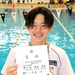 競泳男子５０メートル自由形で県中学新をマークし、喜びをかみしめる二見の原田夏響