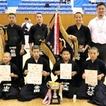 朝日との接戦を制し優勝した、たつの剣道連盟のメンバー＝兵庫県立武道館