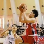 バスケットボール男子決勝・報徳-望海　終了間際にダメ押しのシュートを決める望海の木村（手前）＝加古川市のＳＨＯＷＡグループ総合体育館