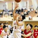バスケットボール女子決勝・鹿島-百合　ゴール下でシュートを放つ鹿島の山崎（５）＝加古川市ＳＨＯＷＡグループ総合体育館