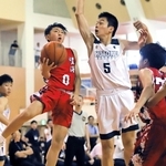 バスケットボール男子決勝・報徳-望海　ディフェンスをかわしてシュートを放つ望海の下村（０）＝加古川市のＳＨＯＷＡグループ総合体育館