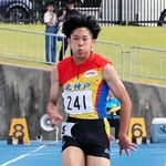 陸上男子３年１００メートル決勝　大会新記録で優勝した北神戸の西田侑生＝加古川市ＳＨＯＷＡグループ陸上競技場