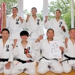 柔道男子団体で初優勝した沼島の選手たち＝兵庫県立武道館