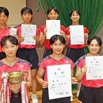 バドミントン女子団体で連覇した園田学園の選手たち＝神戸市立中央体育館
