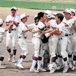軟式野球決勝・関学－加古川中部　関学の清水が優勝を決めるサヨナラ打を放ち、ともに喜びを爆発させるナイン＝洲本市市民交流センター野球場