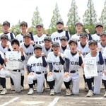 軟式野球で準優勝した加古川中部の選手たち＝洲本市市民交流センター野球場