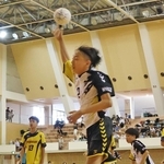 ハンドボール男子決勝・ＨＴＴ-魚住東　シュートを放つＨＴＴの主将、山下（中央）＝加古川市ＳＨＯＷＡグループ総合体育館