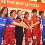 ＩＮＡＣ神戸の新体制発表会見に出席した宮本ともみ監督（左から３人目）と新加入の選手たち＝神戸市中央区、ベルクラシック神戸