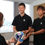 神戸新聞社を訪れ、西海恵都子常務にサインボールを手渡すＪ１神戸の前川黛也（中）と郷家友太（右）＝神戸市中央区（撮影・丸山桃奈）