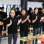 特別大会に続くタイトル獲得を祈願するＪ１神戸の山川（前列左端）、スキッベ監督（同右端）ら＝神戸市兵庫区、和田神社