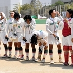 ソフトボールの女子準決勝で敗れ、観客にあいさつ後に涙する兵庫大須磨ノ浦の選手たち＝大阪市此花区、セレッソスポーツパーク舞洲