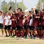 サッカーで５年ぶりの栄冠をつかみ、喜ぶ三田学園の中村主将（中央）、ＧＫ西岡（左端）、高馬（８）ら＝三木総合防災公園