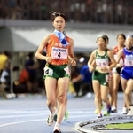 女子5000メートル競歩　２位に入った市西宮の逢坂ひかり（中央）＝滋賀県、平和堂ＨＡＴＯスタジアム（撮影・丸山桃奈）