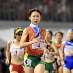 陸上女子５０００メートル競歩　２位に入った市西宮の逢坂ひかり（中央）＝滋賀県、平和堂ＨＡＴＯスタジアム（撮影・丸山桃奈）