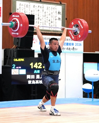 重量挙げ男子71キロ級で優勝した家島の岡田勇人（提供）