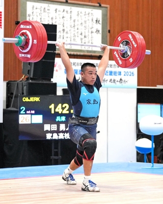重量挙げ男子71キロ級で優勝した家島の岡田勇人（提供）