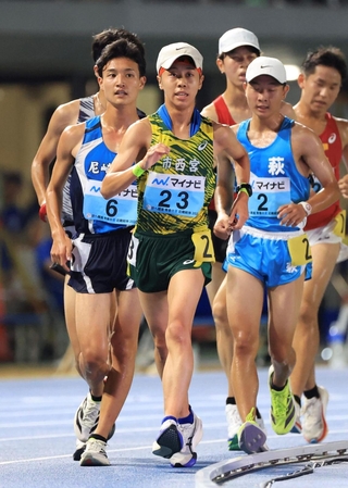 陸上男子５０００メートル競歩　力強い歩きを見せる市西宮の辻那悠太（２３）と尼崎稲園の蓑田昊汰（６）＝滋賀県、平和堂ＨＡＴＯスタジアム（撮影・丸山桃奈）