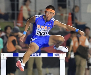 陸上男子４００メートル障害　３位に入った滝川第二の平岡大輔＝滋賀県、平和堂ＨＡＴＯスタジアム（撮影・丸山桃奈）