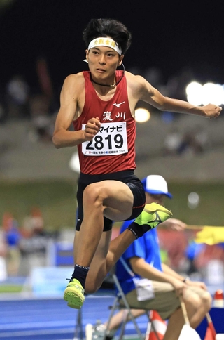 陸上男子三段跳び決勝　２位となった滝川の板野結希＝滋賀県、平和堂ＨＡＴＯスタジアム（撮影・丸山桃奈）
