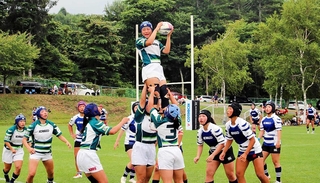 熱戦を繰り広げる女子選手ら＝長野県上田市の菅平高原（神戸製鋼所提供）