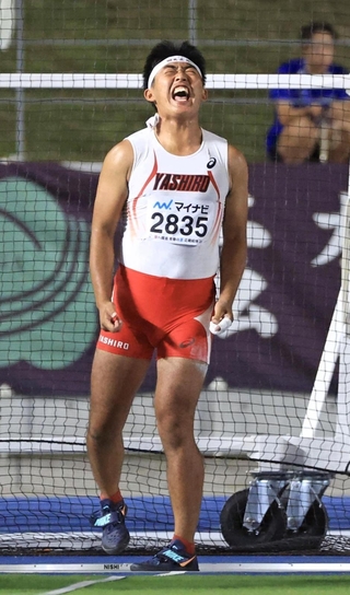 陸上男子ハンマー投げ決勝　６４メートル６３を記録し、雄叫びをあげる社の水野光＝滋賀県、平和堂ＨＡＴＯスタジアム（撮影・丸山桃奈）