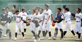 36年ぶりの優勝を果たし、歓喜に浸る兵庫工ナイン＝三田市神姫バスキッピー