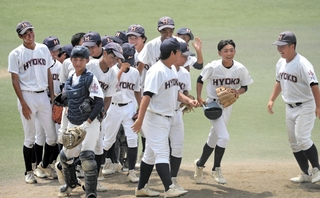 36年ぶりの優勝を果たし、マウンド上で歓喜に浸る兵庫工ナイン＝三田市神姫バスキッピー