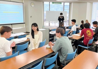 スポーツ人材育成プロジェクトで研修を受ける学生たち＝神戸市内