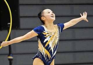 全国高校総体の新体操女子個人で優勝した須磨ノ浦の大野楓葵＝グリーンアリーナ神戸（撮影・大田将之）