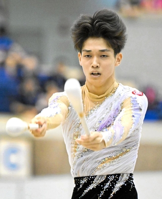 全国高校総体の新体操男子個人総合で７位に入った尼崎西の秋田莉慶＝グリーンアリーナ神戸（撮影・大田将之）