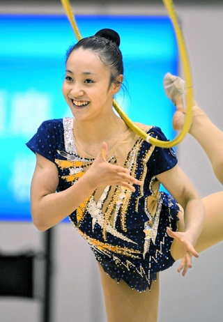 全国高校総体の新体操女子個人総合で優勝した兵庫大須磨ノ浦の大野楓葵＝グリーンアリーナ神戸（撮影・大田将之）