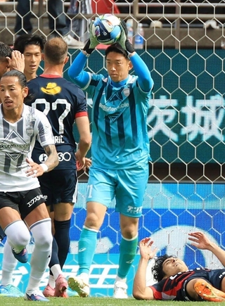 Ｊ１百年構想リーグ制覇に貢献し、開幕ダッシュへ気合を込める神戸のＧＫ権田＝６月６日、メルカリスタジアム