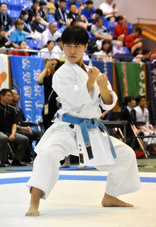 空手女子個人形　３回戦で惜敗した東洋大姫路の木戸美優＝兵庫県立武道館