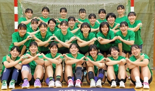 初の全国制覇に向けて一丸で臨む神戸星城の選手たち＝神戸市須磨区、同校