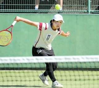 テニス女子シングルス決勝　バックハンドからスライスを放つ石田実莉＝いずれも奈良県明日香村、ワタキューテニスパーク明日香