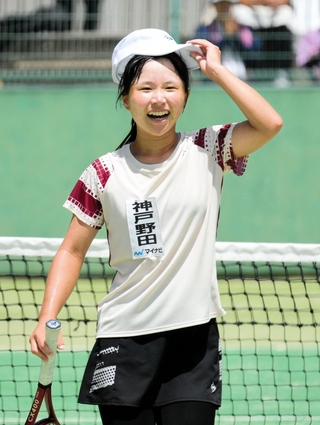テニス女子シングルス決勝　難敵に逆転勝ちし、笑顔を浮かべる神戸野田の石田実莉＝いずれも奈良県明日香村、ワタキューテニスパーク明日香