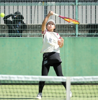 テニス女子シングルス決勝　フォアハンドから強烈なストロークを放つ石田実莉＝奈良県明日香村、ワタキューテニスパーク明日香