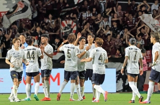 アビスパ福岡を相手に開幕白星を挙げ、喜びを分かち合うヴィッセル神戸イレブン＝８日午後、福岡市のベスト電器スタジアム（撮影・吉田敦史）