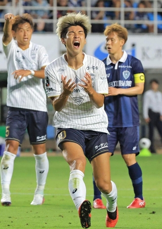 福岡-神戸　前半、ゴールを外し痛恨の表情を浮かべる神戸のＦＷ大迫勇也（右から２人目）＝福岡市のベスト電器スタジアム（撮影・吉田敦史）