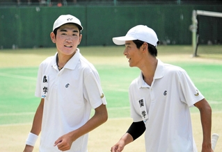 テニス男子ダブルスで準優勝を飾った関学の桑原羽右（右）、上田湧太組＝奈良県明日香村、ワタキューテニスパーク明日香
