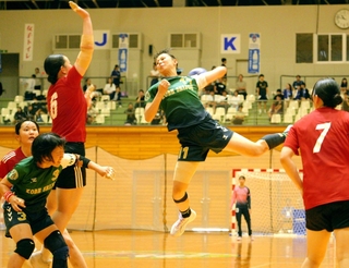 ハンドボール女子準決勝　両チーム最多の９ゴールを挙げた神戸星城の箱崎（11）