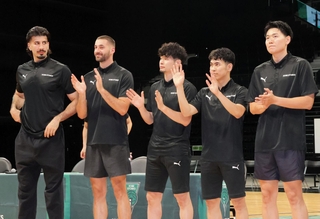 神戸に新たに加わり、ファンにあいさつした（左から）ファーダウス・アイマク、ルーカス・サレー、中野司、小川麻斗、山口颯斗＝ジーライオンアリーナ神戸