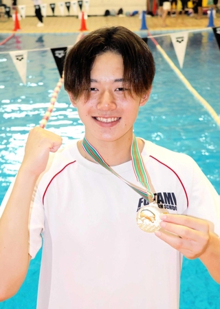 競泳男子５０メートル自由形で県中学新をマークした二見の原田夏響＝神戸市立ポートアイランドスポーツセンター