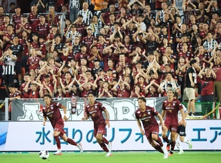 神戸-ＦＣ東京　前半、サポーターの応援を背に駆け上がる神戸イレブン＝１５日夜、神戸市兵庫区、ノエビアスタジアム神戸（撮影・丸山桃奈）
