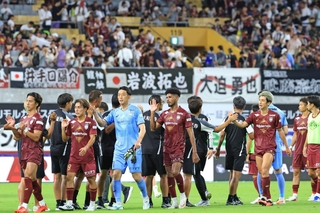後半ＡＴで同点に追いつき、試合終了後ハイタッチを交わすヴィッセル神戸の選手たち＝１５日夜、神戸市兵庫区、ノエビアスタジアム神戸（撮影・丸山桃奈）