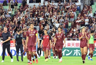 ホーム開幕戦を引き分けとし、サポーターにあいさつして回るヴィッセル神戸イレブン＝１５日夜、神戸市兵庫区、ノエビアスタジアム神戸（撮影・丸山桃奈）