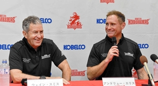 就任会見で笑顔を見せる神戸のアンドリュー・エリス新ヘッドコーチ（右）とヘッド・オブ・コーチングのウェイン・スミス氏＝神戸市東灘区のチーム施設